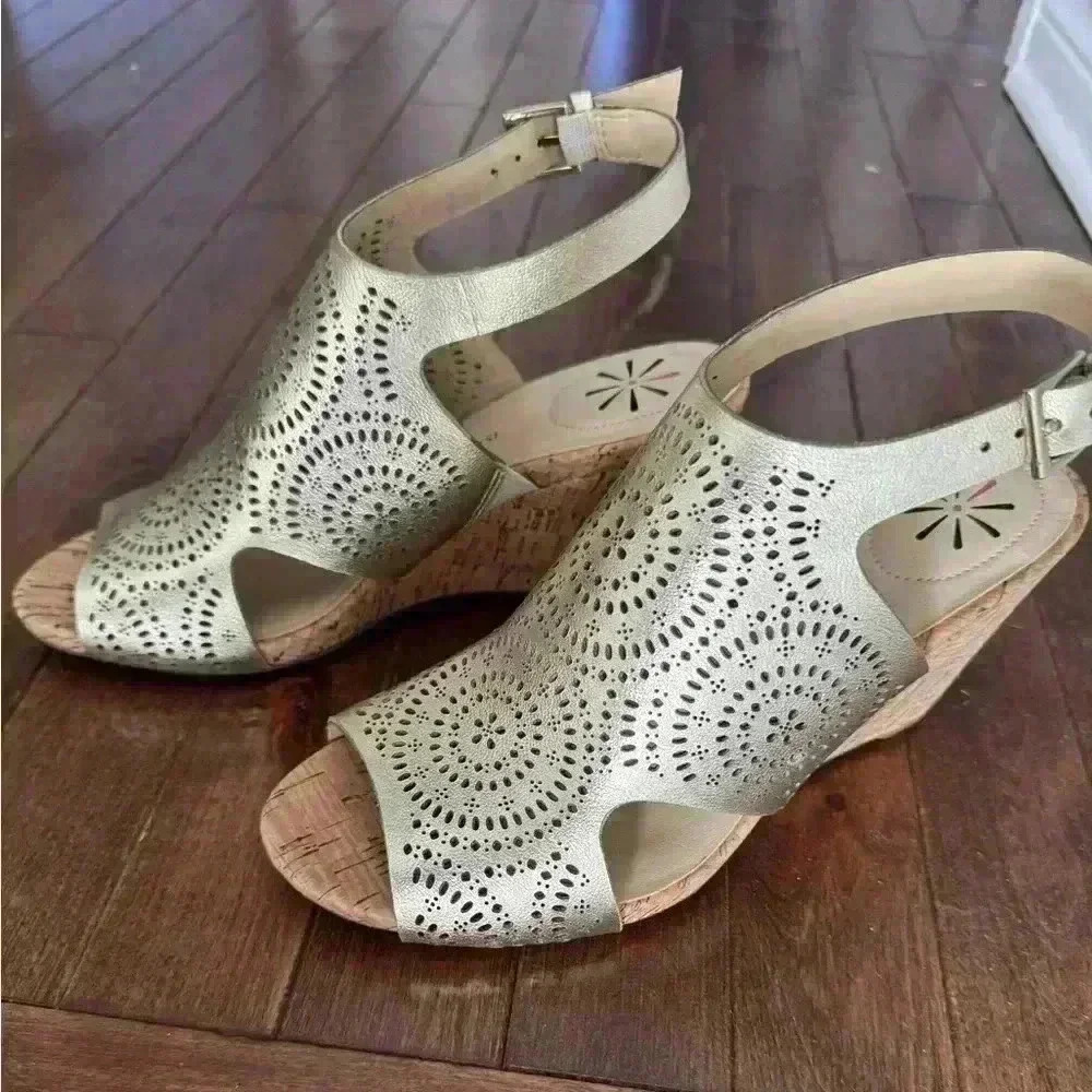 Issac Mizrahi gold wedge sandals